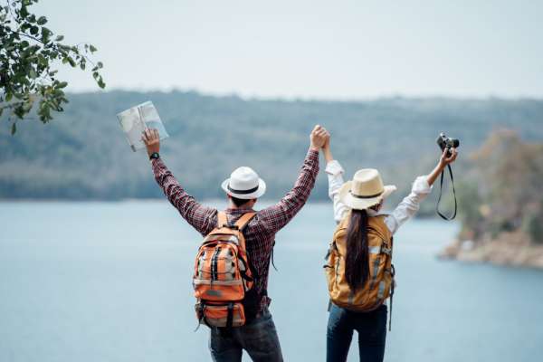 couple-family-traveling-together